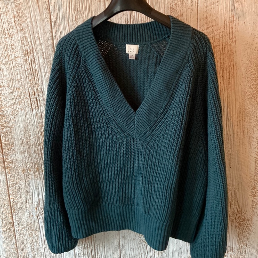 Cerulean vneck sweater in perfect condition